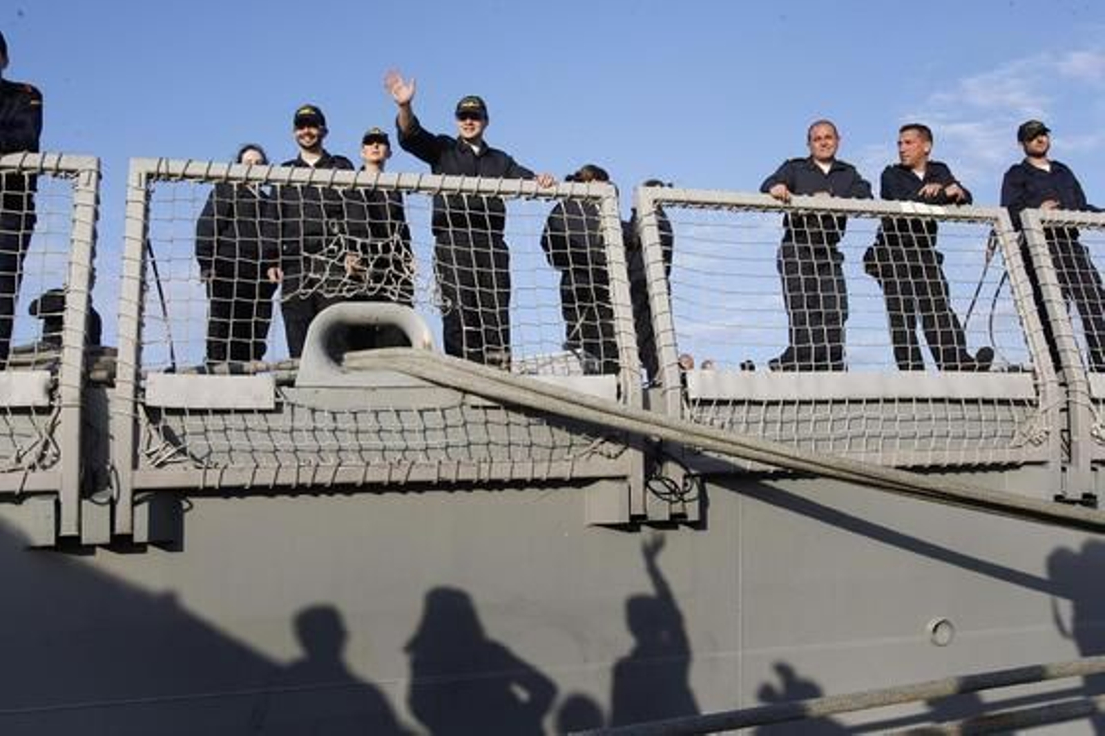 La fragata Méndez Núñez ha partido esta tarde de la Base Naval de Rota, con la presencia de la ministra de Defensa, Carme Chacón./Fito Carreto

Foto: Fito Carreto