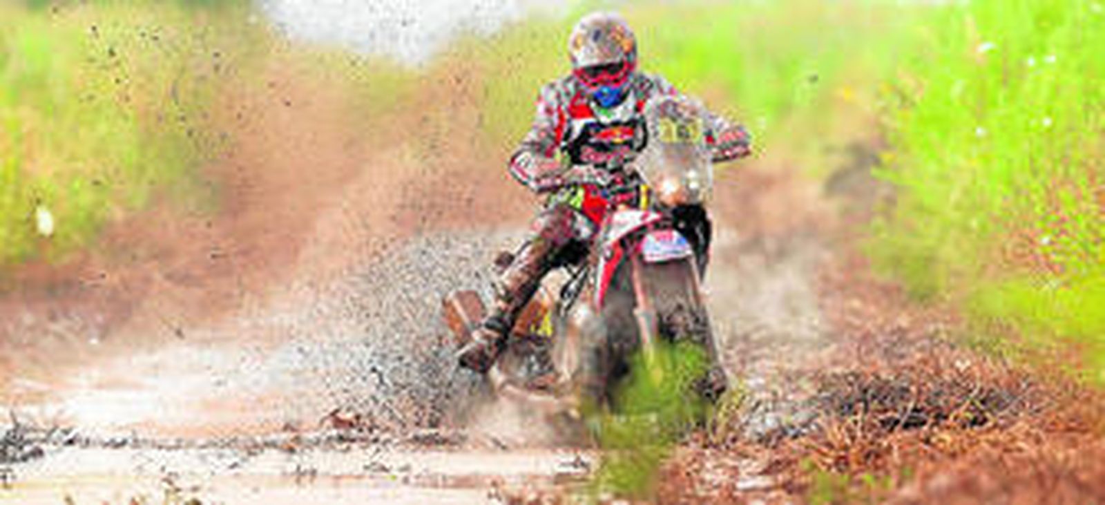 El español Joan Barreda (Honda) trata de superar uno de los tramos de lodo en la etapa entre Villa Carlos Paz y Termas de Río Hondo en Córdoba.