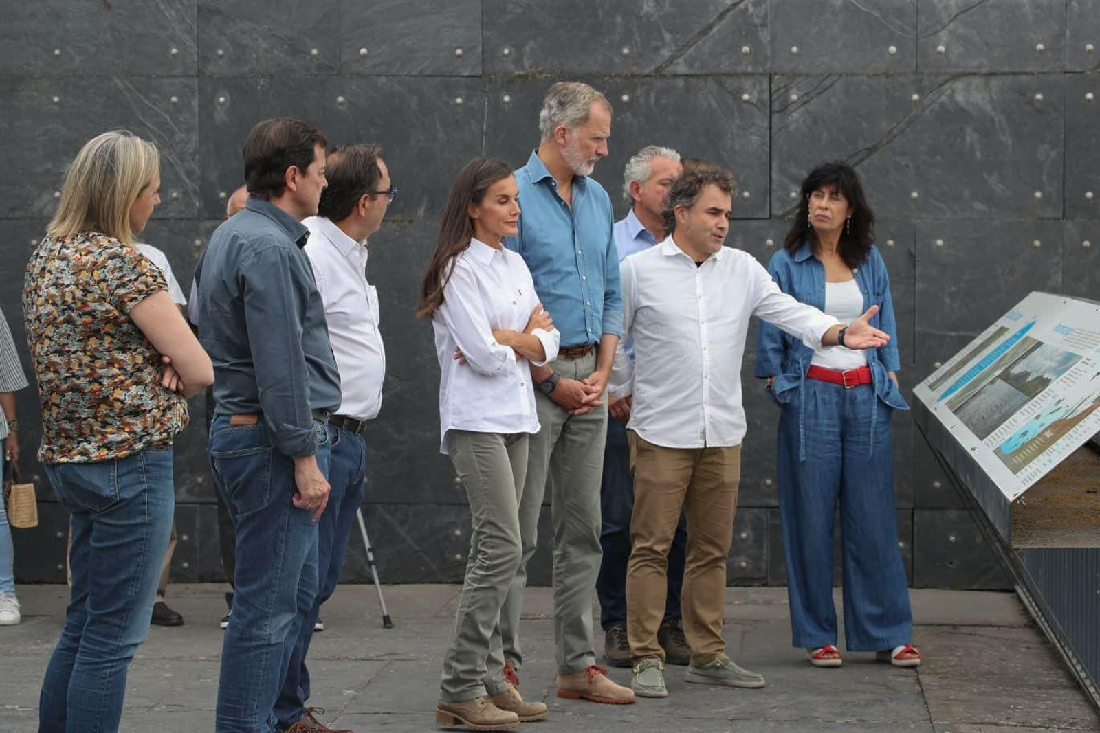 Las fotos de la visita de los Reyes a las zonas afectadas por los incendios en Sanabria y Las Médulas