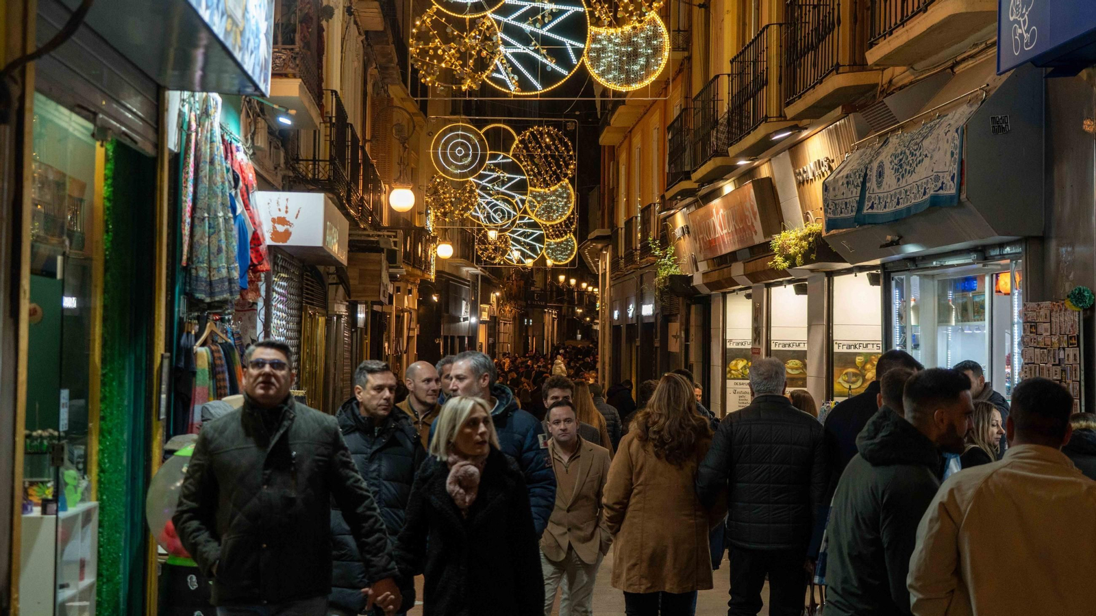 Calles de Granada llenas de gente coincidiendo con el alumbrado de Navidad