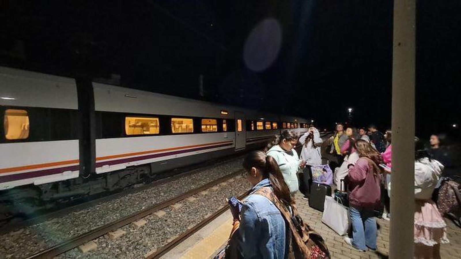 Los pasajeros parados en el andén de Carrión de los Céspedes.