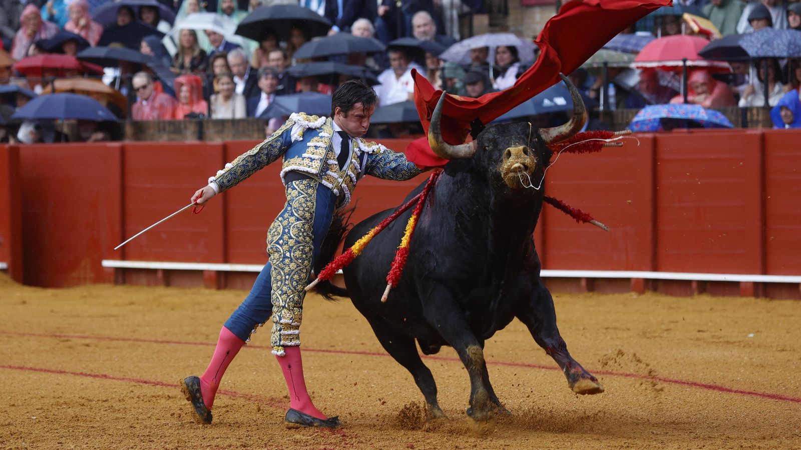 El Juli toreó gran parte de su lote bajo una intensa lluvia.