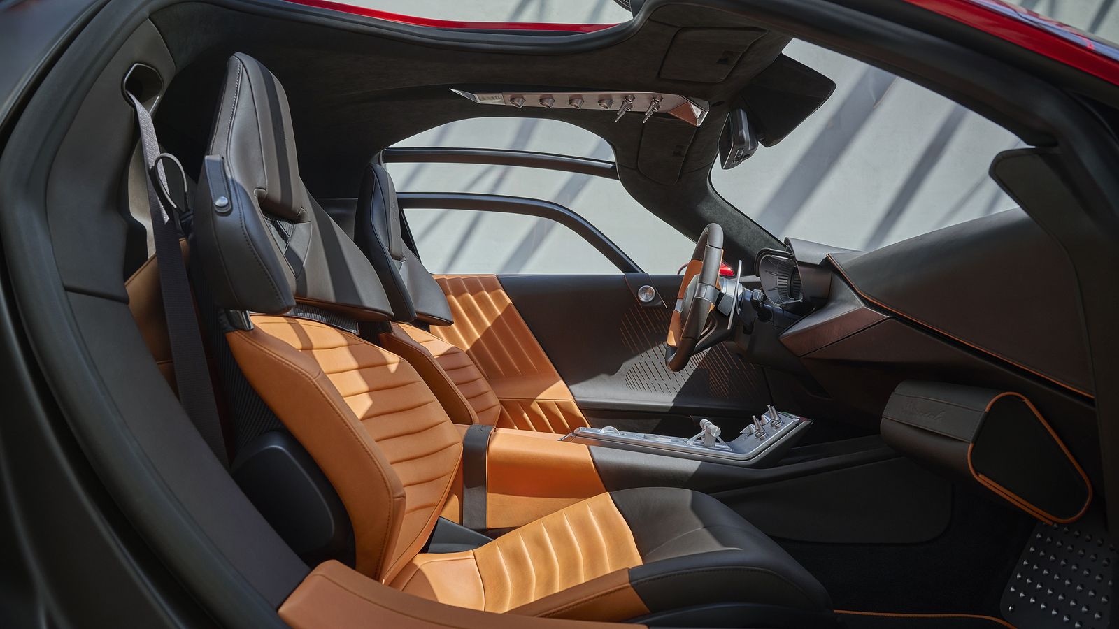 Para la configuración del interior se puede optar por dos diseños bases y, a partir de ahí, cada cliente puede elegir cómo es su coche.