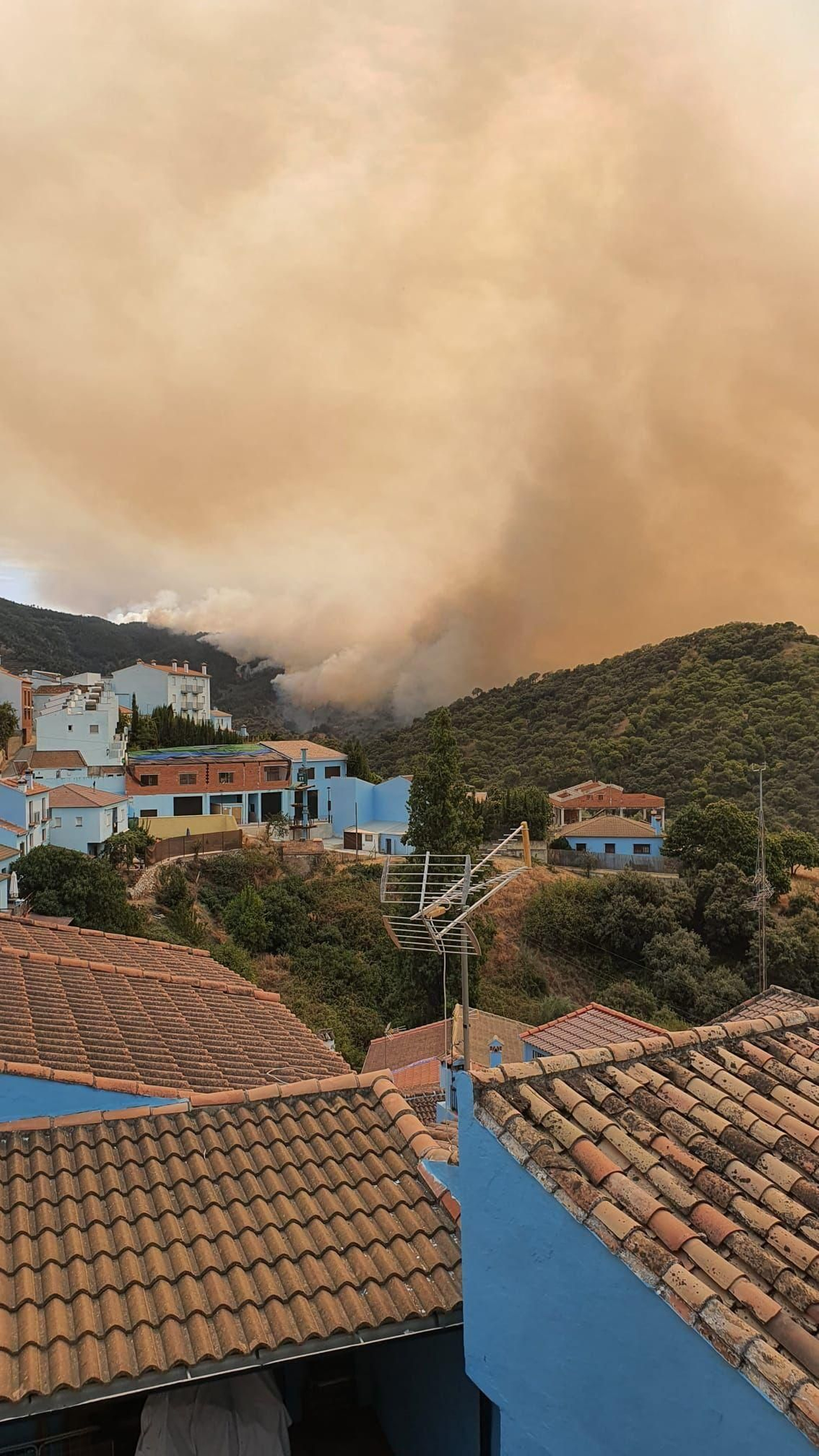 Vista del incendio desde Júzcar. Vista del incendio desde Júzcar.