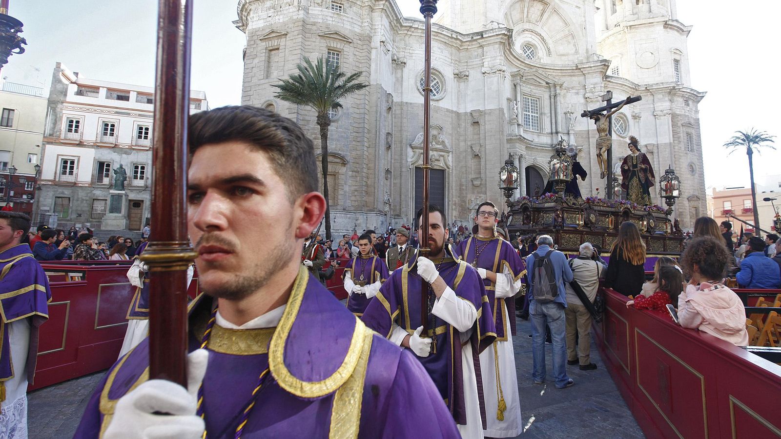 El paso de Piedad pasa junto a los palcos de la Catedral poco tiempo después de salir.