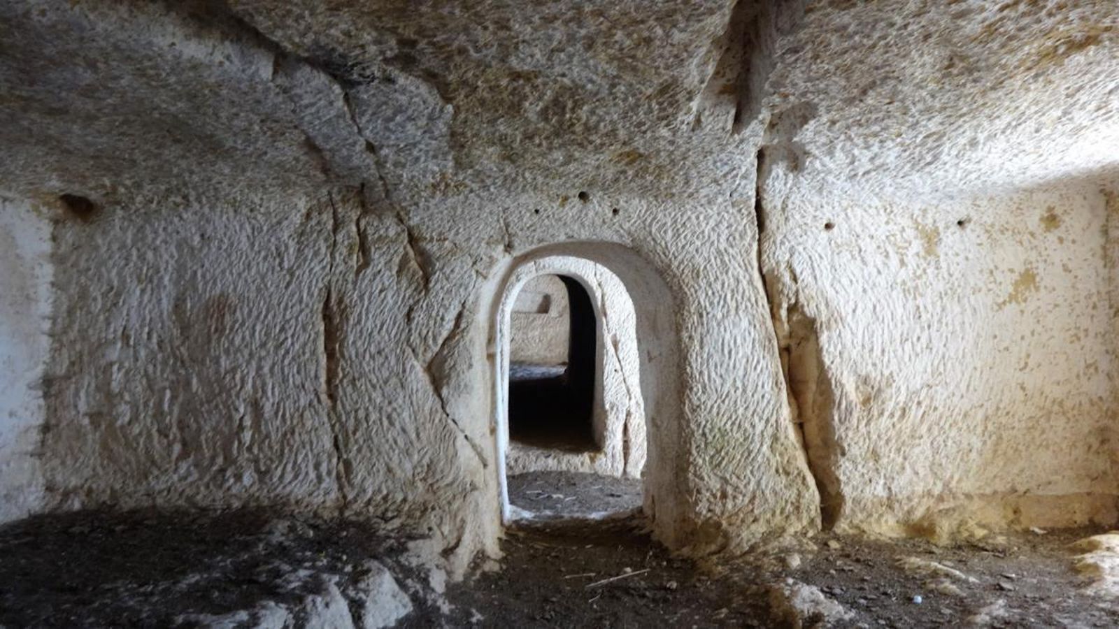 Interior de las cuevas del yacimiento arqueológico de Giribaile.