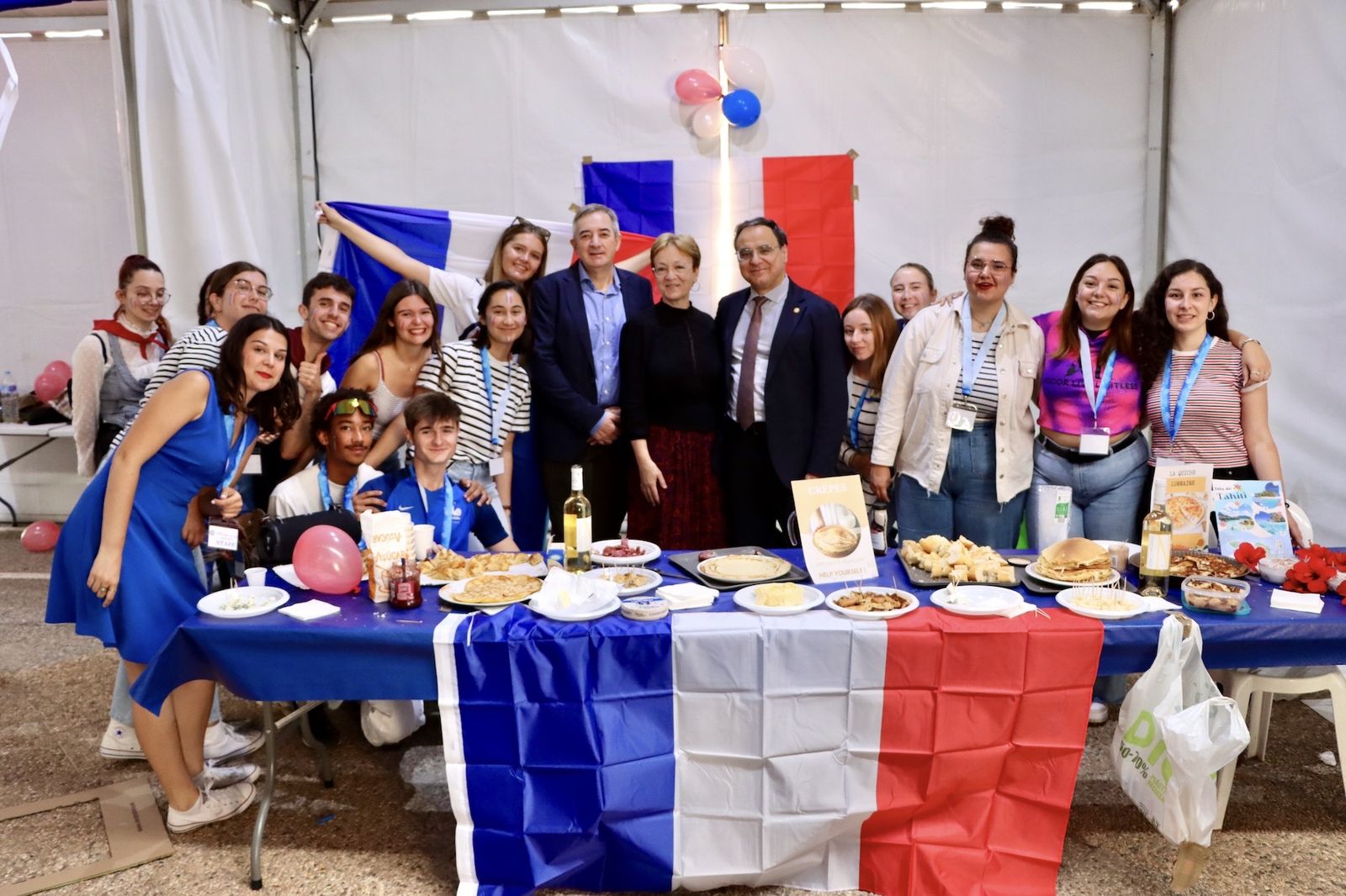 El rector, José J. Céspedes, y el vicerrector de Proyección Internacional, José C. Redondo, posan con un grupo de estudiantes de Francia