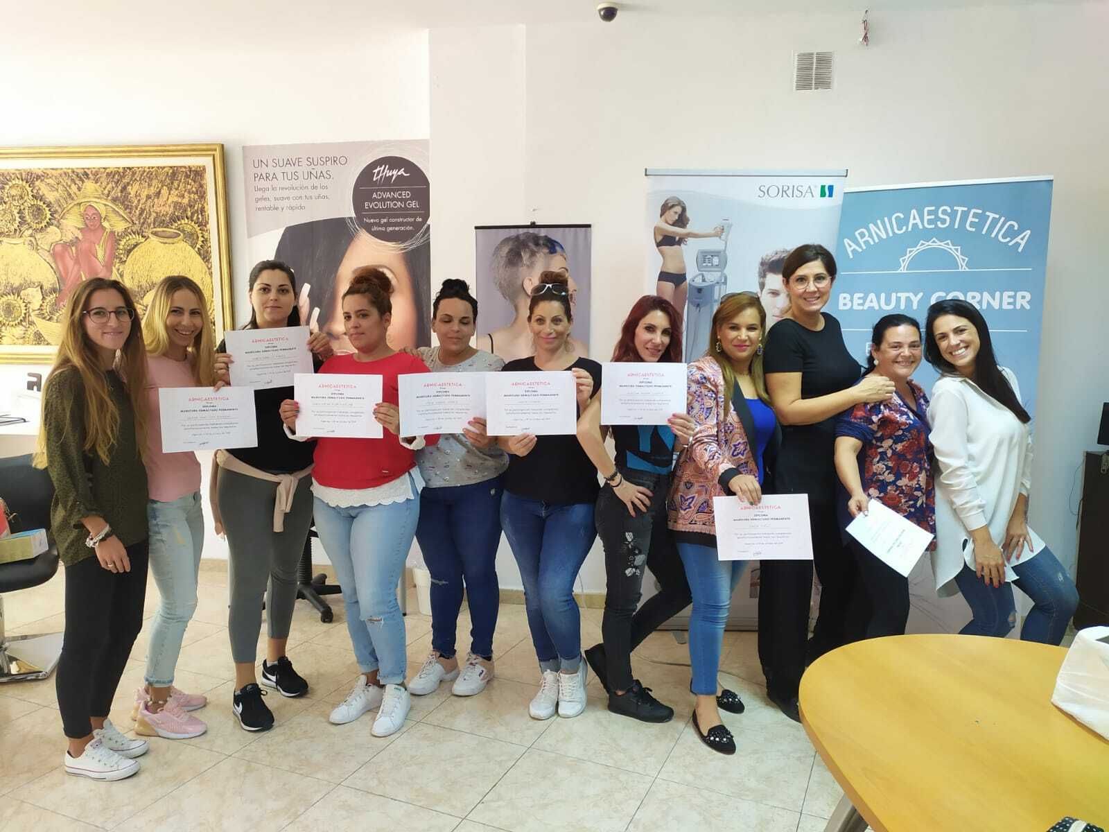 Las participantes del curso en el centro de estética en el que han aprendido.