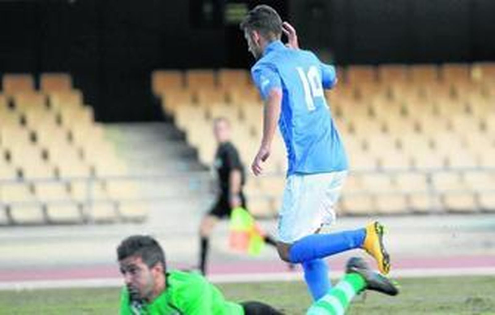 Alberto Gil, en el momento de batir al meta industrialista Adri, gol que supuso la victoria para el Xerez CD en el derbi.