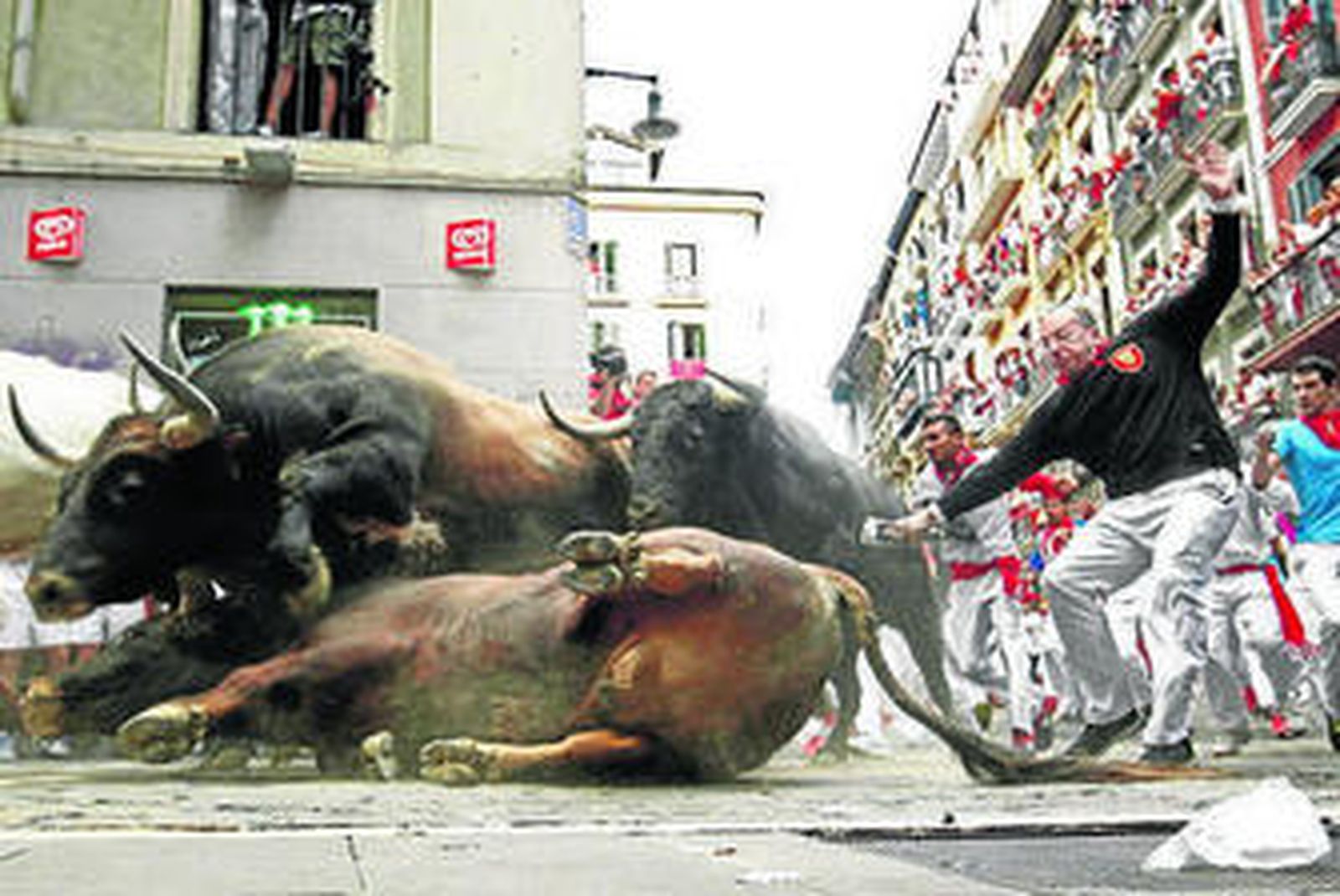 Varios toros resbalaron y se cayeron en la calle Estafeta.