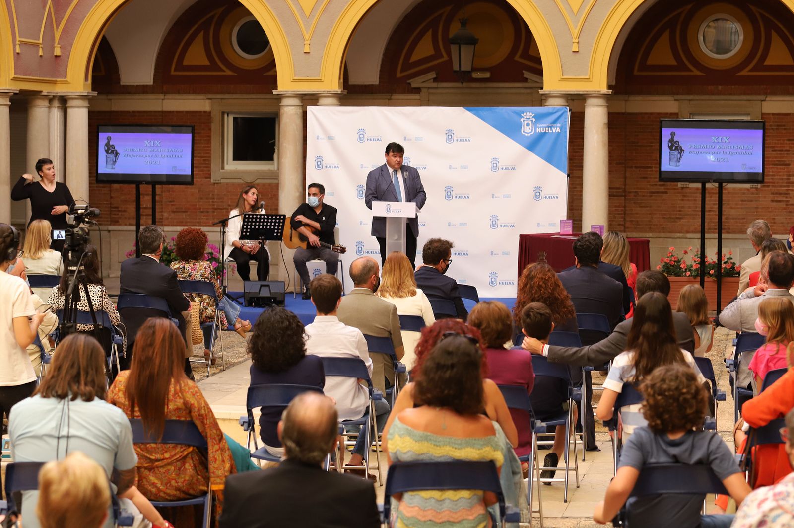 Imágenes de la entrega del Premio Marismas a Juana Carrillo y a Gabriela de la Fuente en su XIX edición