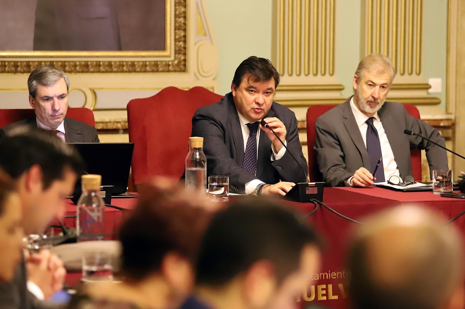 Imágenes del pleno del Ayuntamiento de Huelva