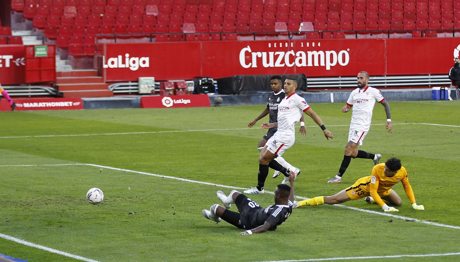 La jugada del gol, en la que Bono no bloca el balón que desvió Vinicius.