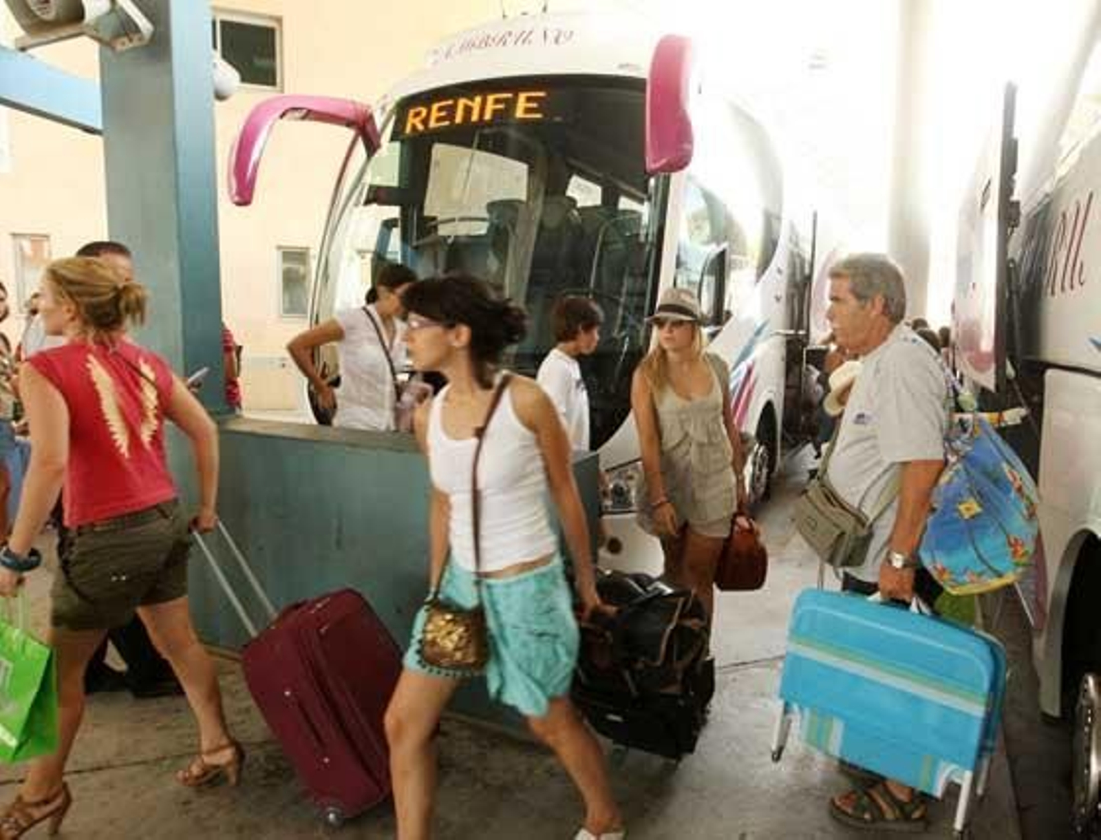 Los viajeros que se dirigían a la costa subieron a un cercanías para llegar hasta su destino

Foto: Juan Carlos Toro