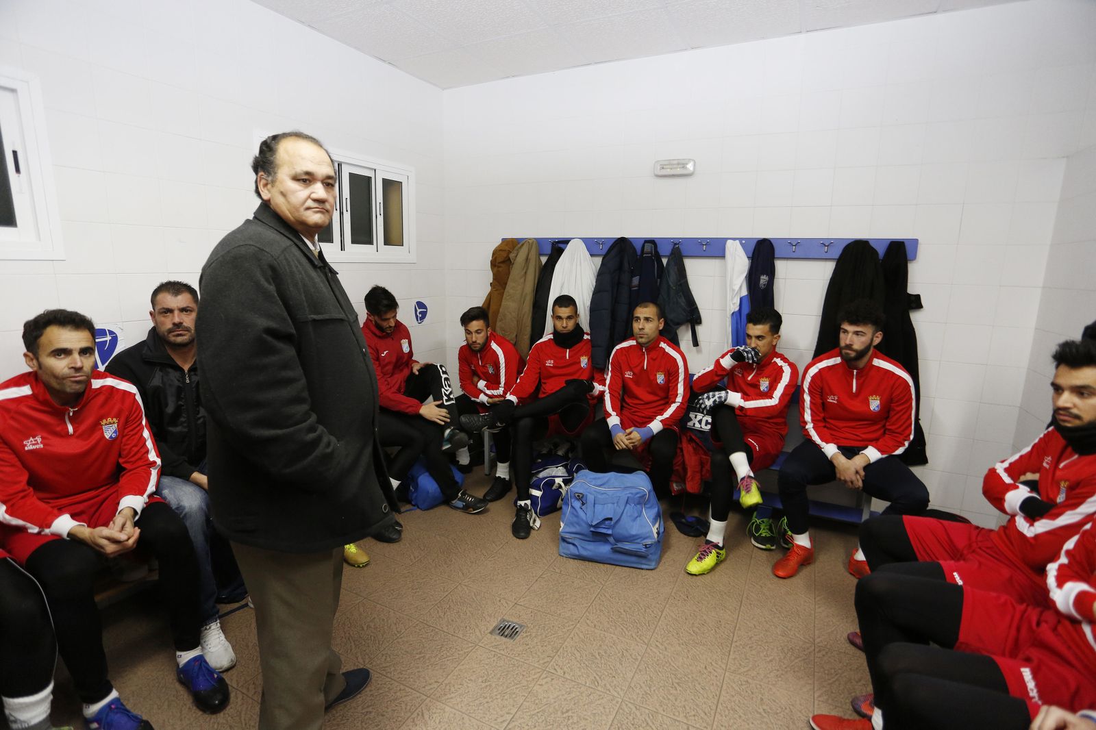 Vicente Vargas, despidiéndose ayer de la plantilla xerecista.