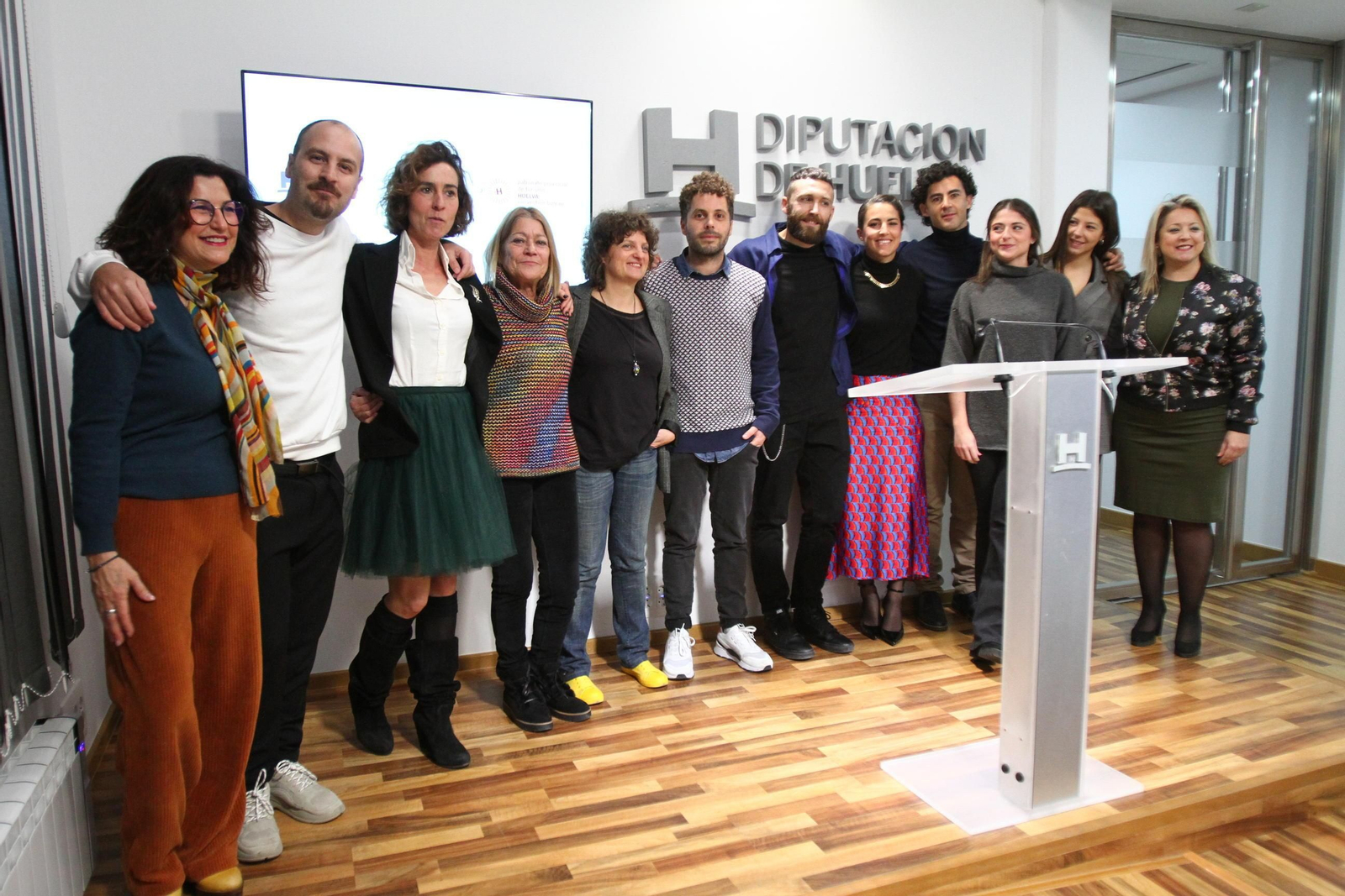 Los diez artistas que participan en el proyecto, junto a la comisaria, Elena Caranca, y la diputada de Cultura, Lourdes Garrido, ayer, en la Diputación. Los diez artistas que participan en el proyecto, junto a la comisaria, Elena Caranca, y la diputada de Cultura, Lourdes Garrido, ayer, en la Diputación.