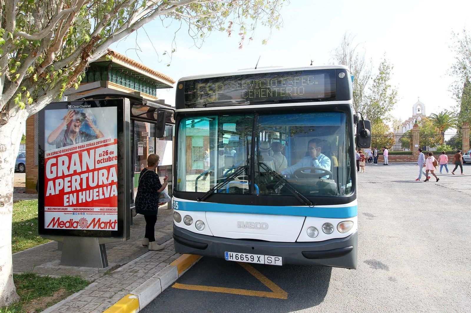 Un autobús durante su servicio especial en la festividad de Todos los Santos.