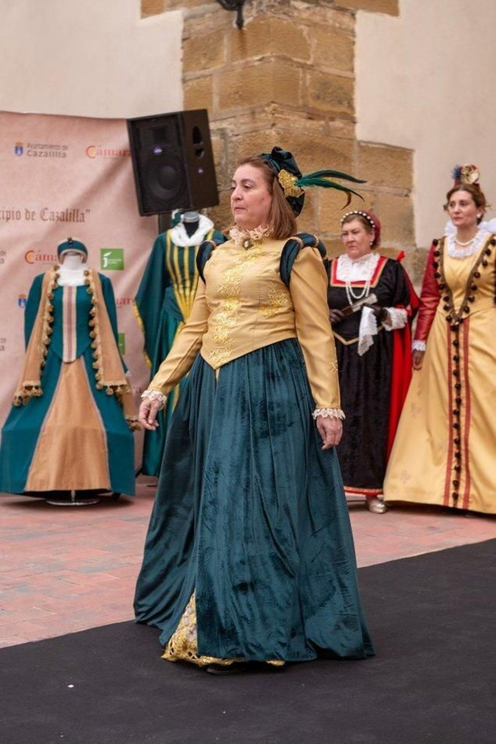 Desfile de los trajes renacentistas confeccionados por mujeres de Cazalilla.