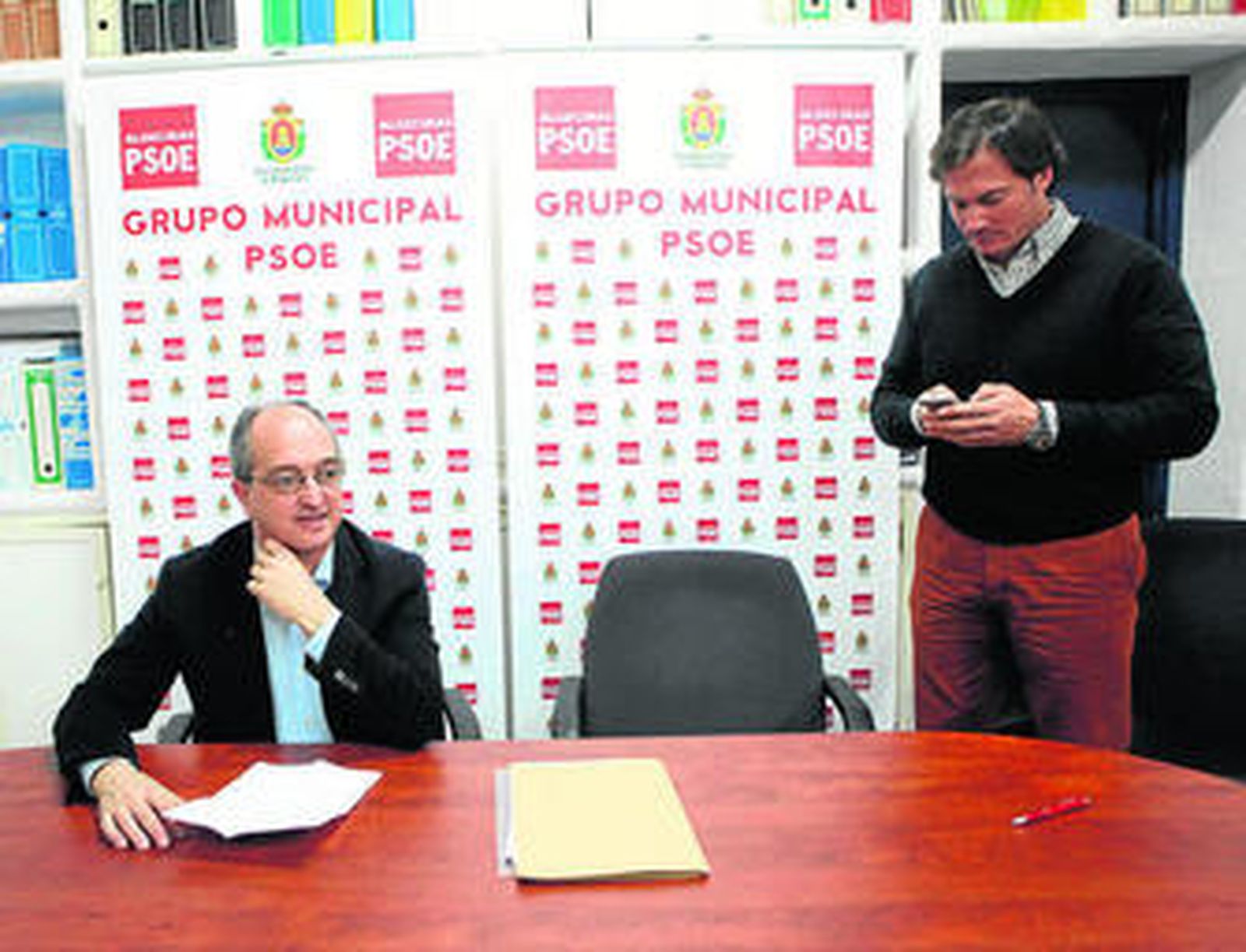 Fernando Silva y Diego Sánchez Rull, el martes en la sede del grupo socialista.