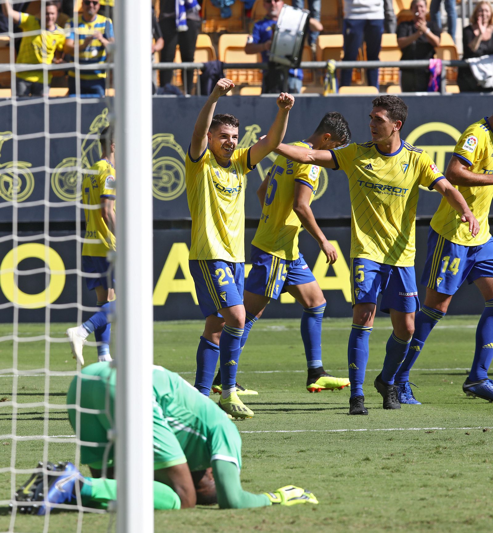 Manu Vallejo celebra su gol ante el Elche, el partido en el que los amarillos obtuvieron su mayor goleada del curso (5-1).