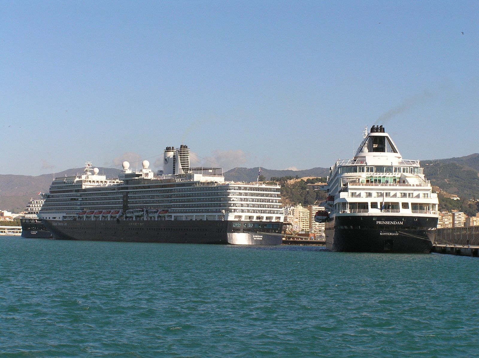 Los tres barcos de Holland America Line atracados ayer en los muelles crucerísticos del levante.