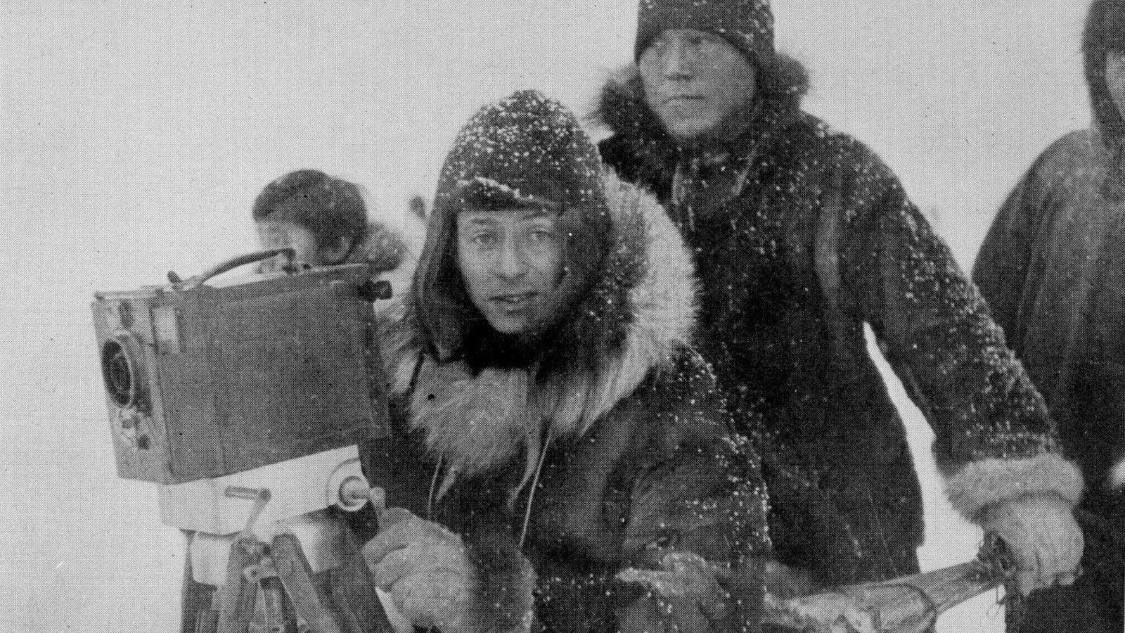 Robert J. Flaherty durante el rodaje.