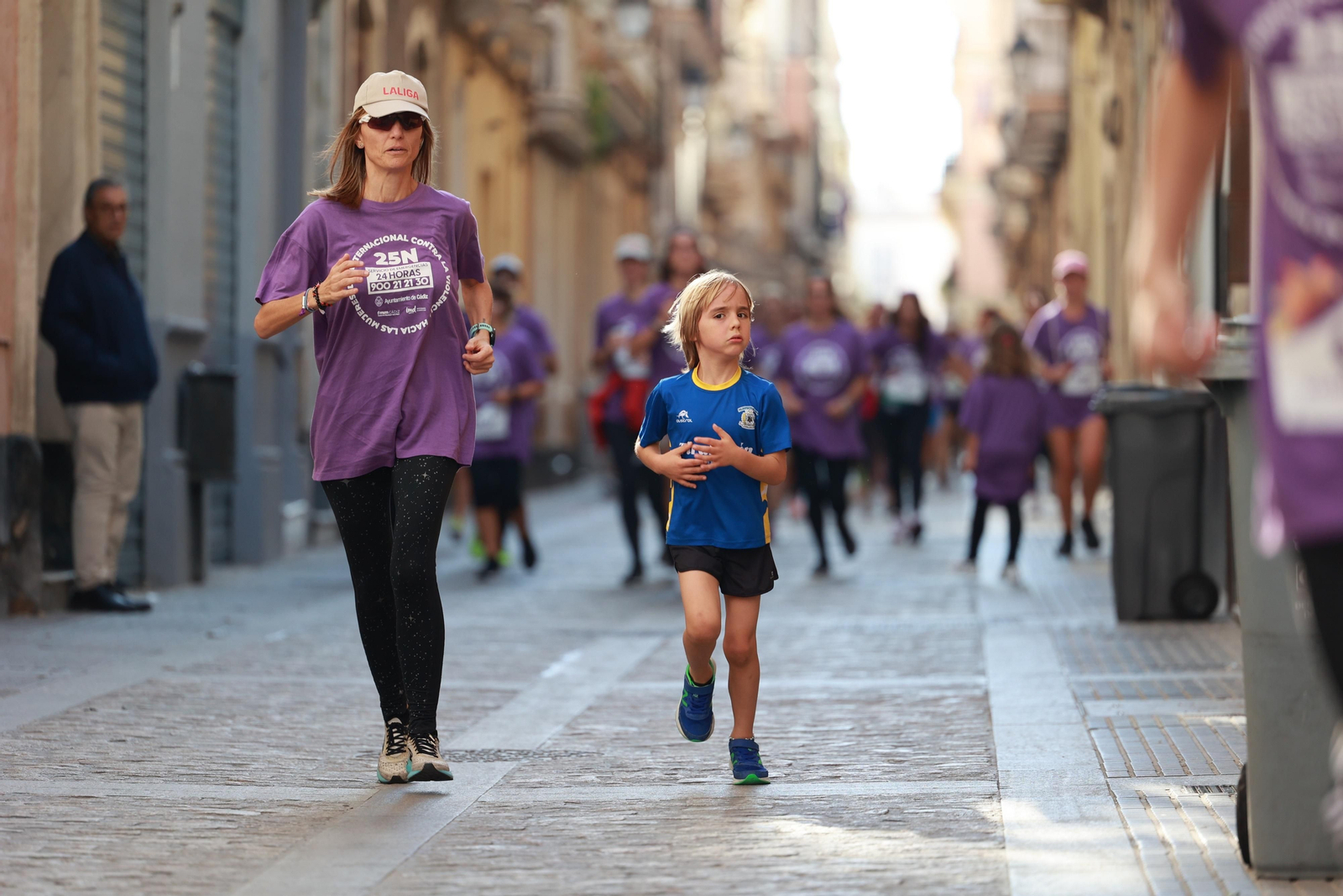 Todas las imágenes de la carrera contra la violencia de género en Cádiz
