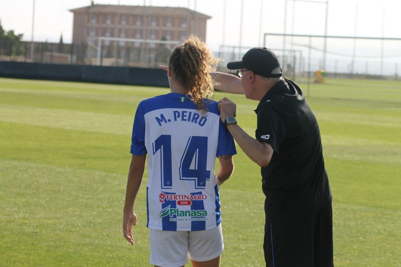 Toledo da instrucciones a Marta Peiró en un partido de pretemporada.