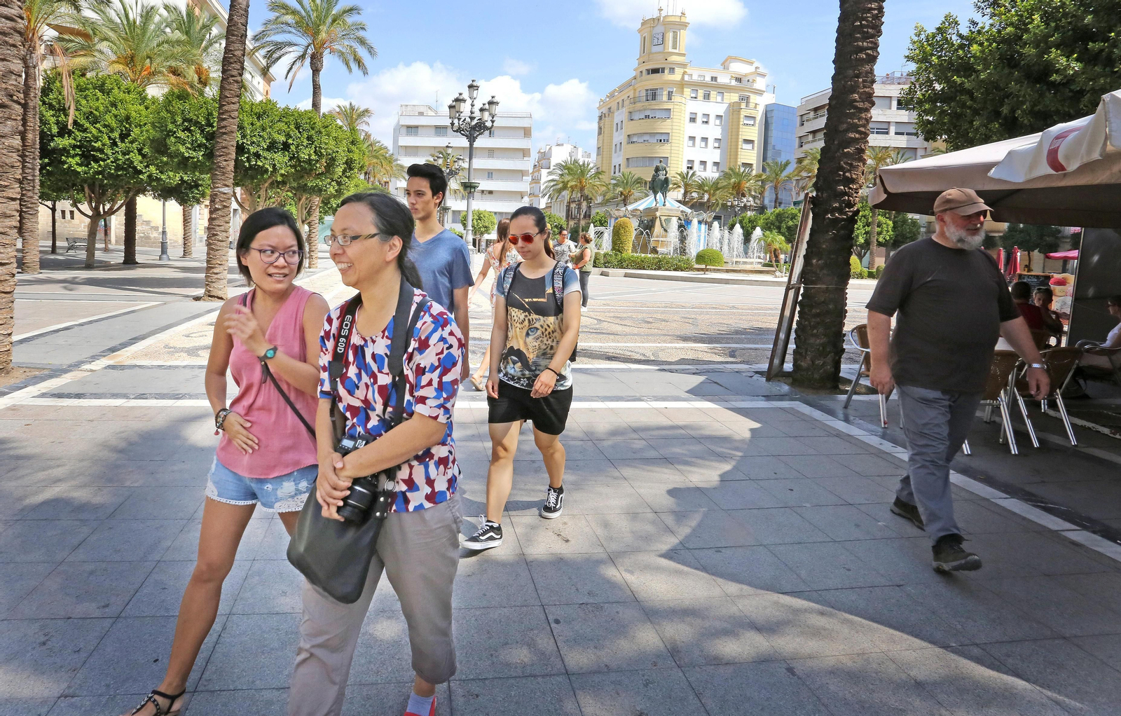 Turistas por la plaza del Arenal a mediodía de ayer.
