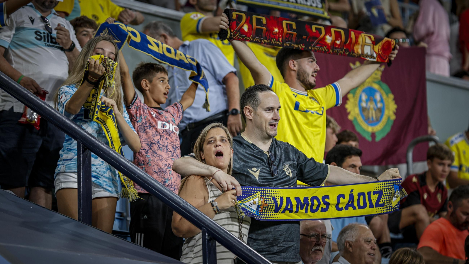 Búscate entre las fotos del partido de fútbol entre Cádiz CF y Real Zaragoza