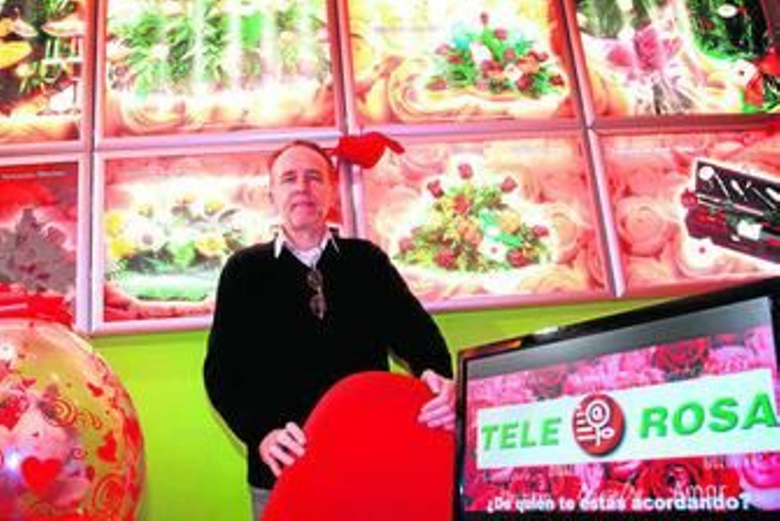 José Ramón Tirado, propietario de Tele Rosa, posa para este diario en la tienda que tienen en Vialia.