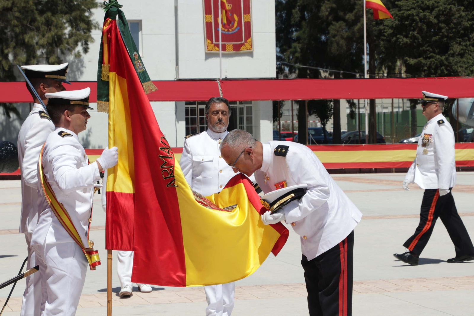 El personal que pasa a la reserva se despide de la bandera en el acto organizado por la Armada en el Día del Carmen, en San Fernando El personal que pasa a la reserva se despide de la bandera en el acto organizado por la Armada en el Día del Carmen, en San Fernando