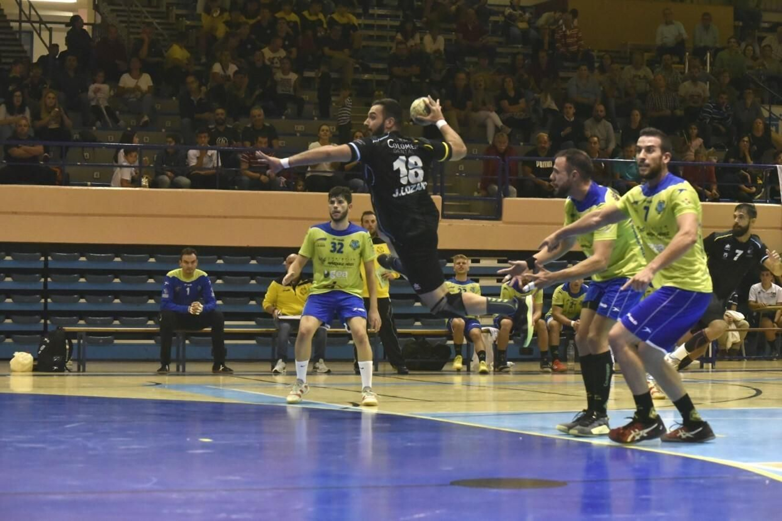 El algecireño Lozano lanza ante el Bahía de Almería.