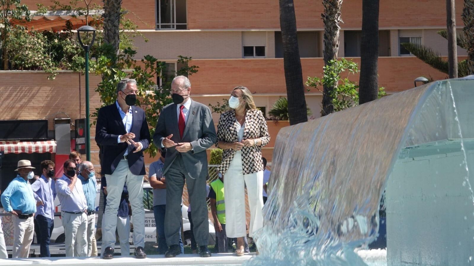Elías Bendodo, Francisco de la Torre y Marifrán Carazo junto a la fuente de la Plaza de la Solidaridad.