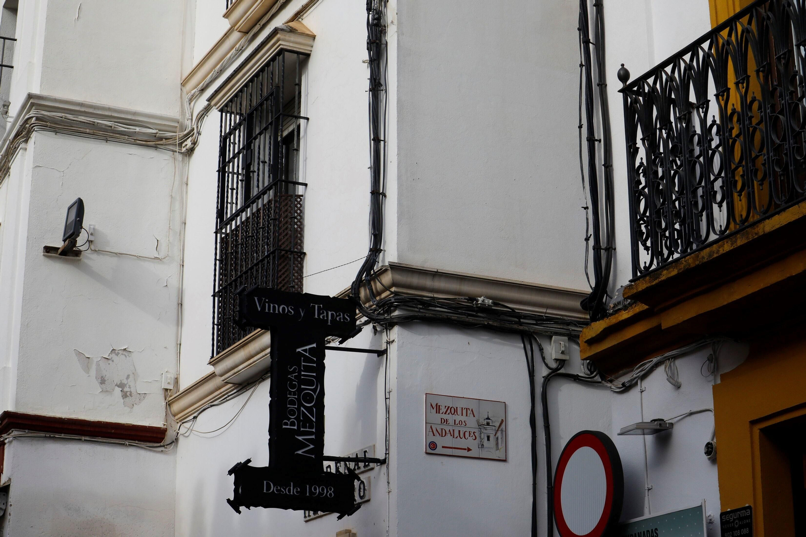 El cableado aéreo campa a sus anchas en el Casco Histórico de Córdoba, en imágenes