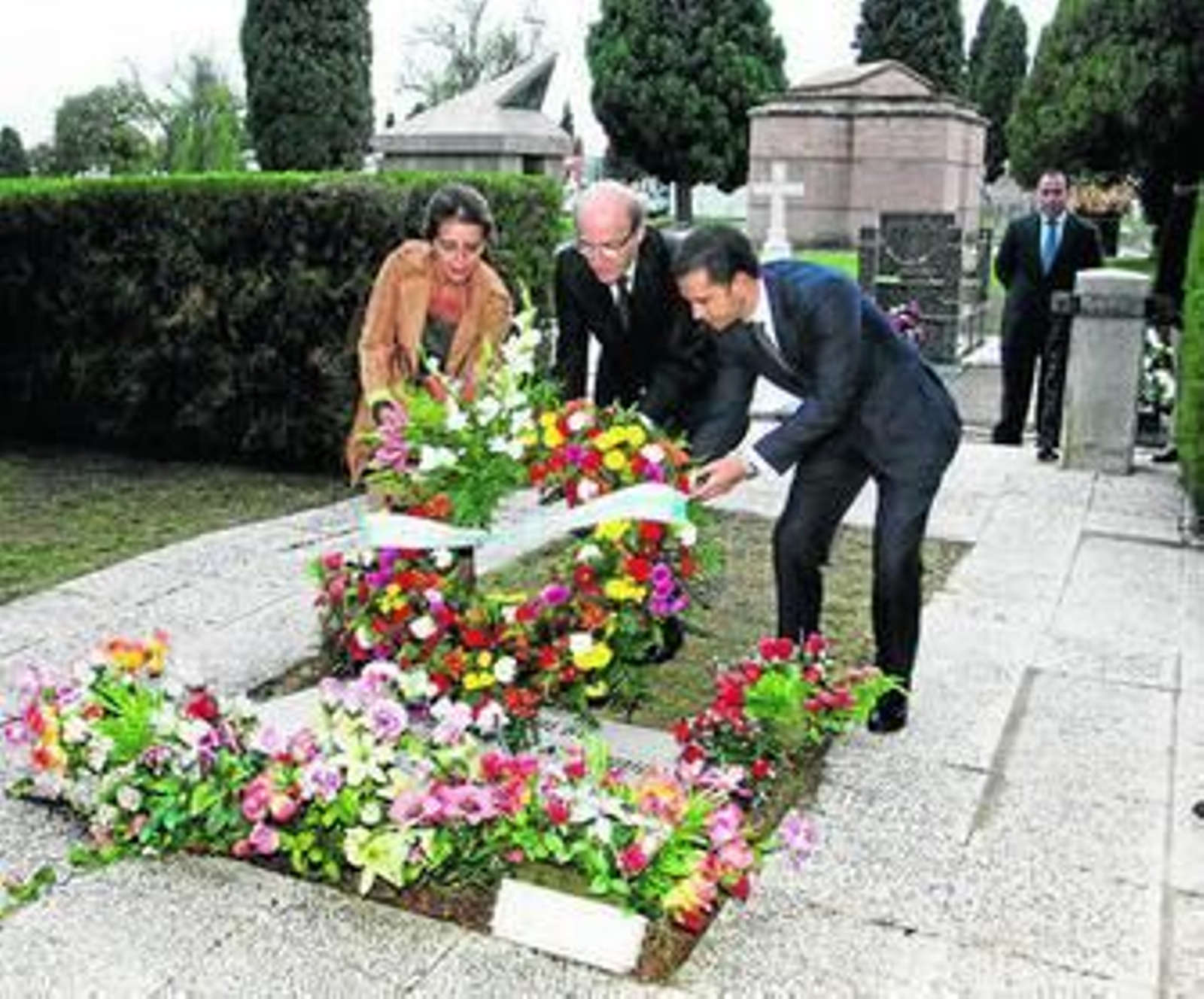 El alcalde, con Carmen Sacristán y Felipe Arias, en la ofrenda a los Fallecidos en Defesa de las Libertades.