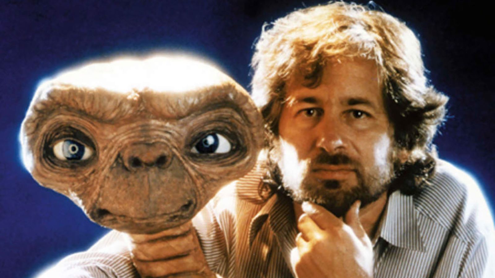 Steven Spielberg junto a E.T., una de sus creaciones.