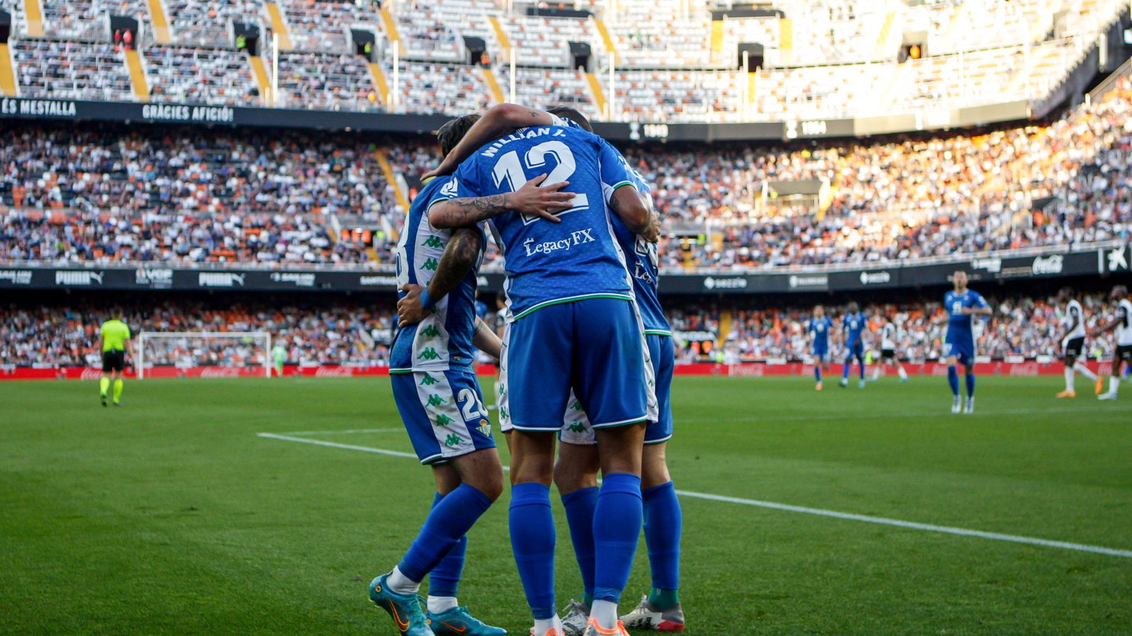 Jugadores del Betis celebran un gol en Mestalla