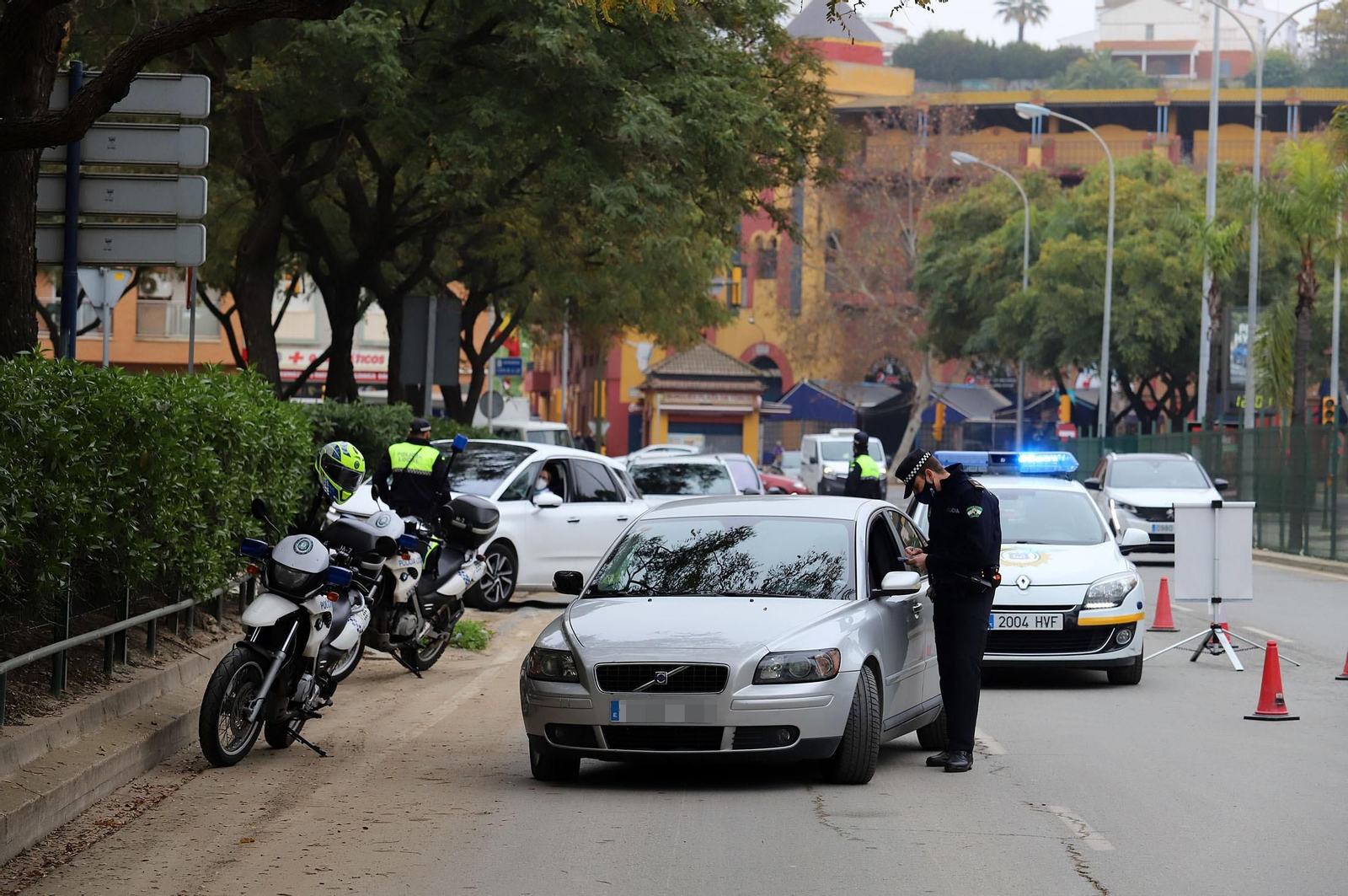 Imágenes del control de la Policía Local en la avenida Costa de la Luz