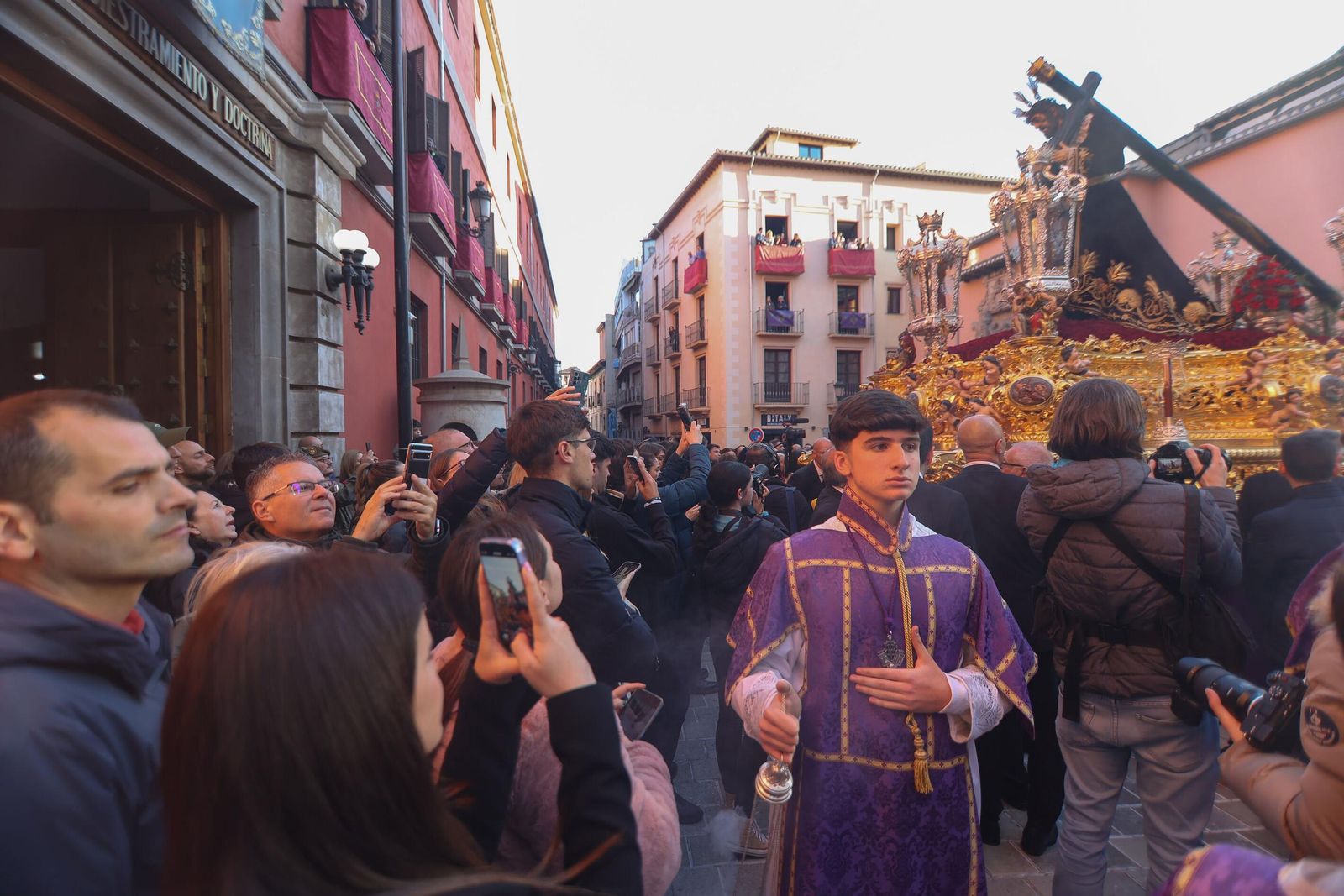 Así vivió Granada la salida de la Hermandad del Nazareno 2025