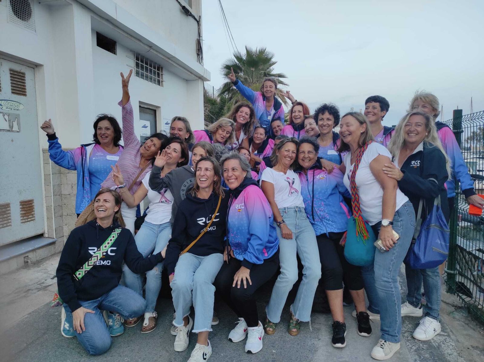 Ángeles junto a sus compañeras de remo.