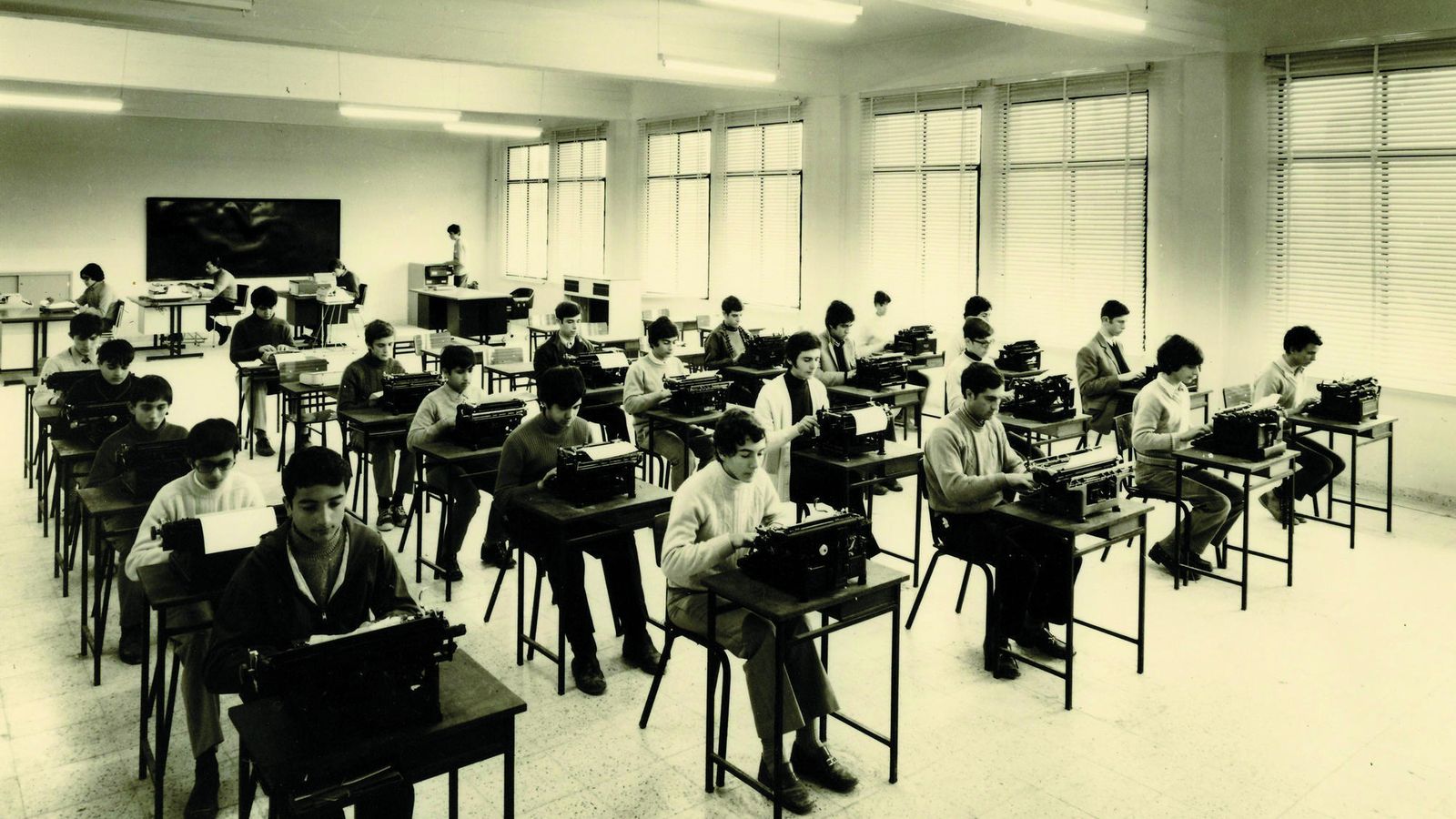 Alumnos estudiando mecanografía