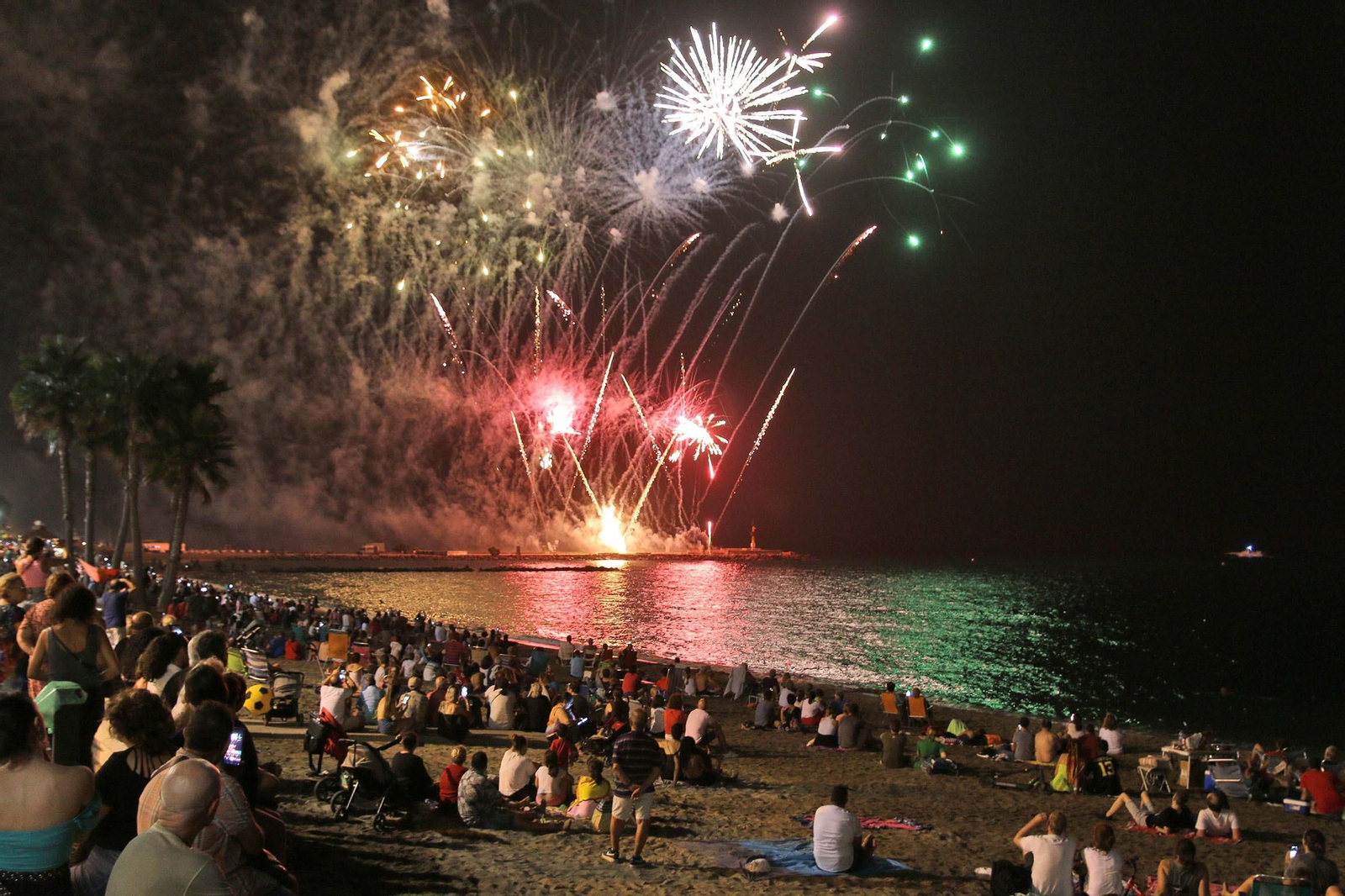 Las imágenes de los fuegos artificiales que han cerrado la Feria de Almería 2023