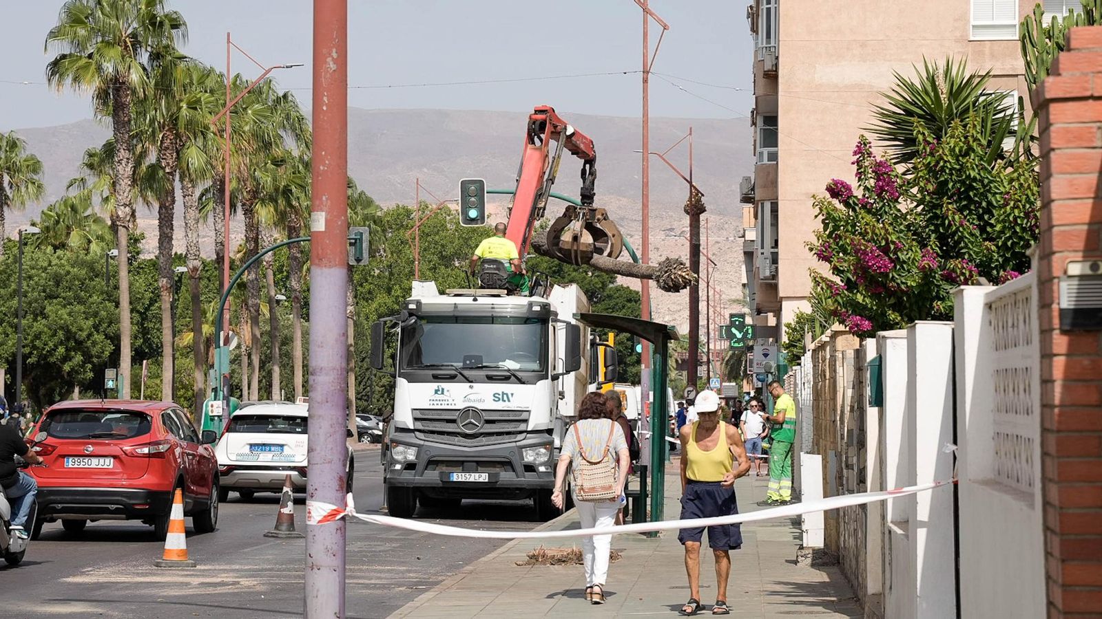 Los operarios cortaron un carril y el acceso peatonal para evitar riesgos