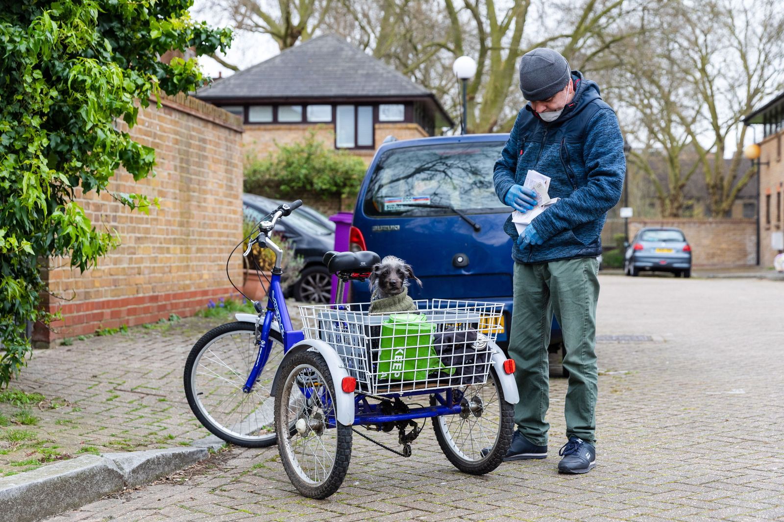 Un voluntario reparte productos entre los ancianos en Londres.