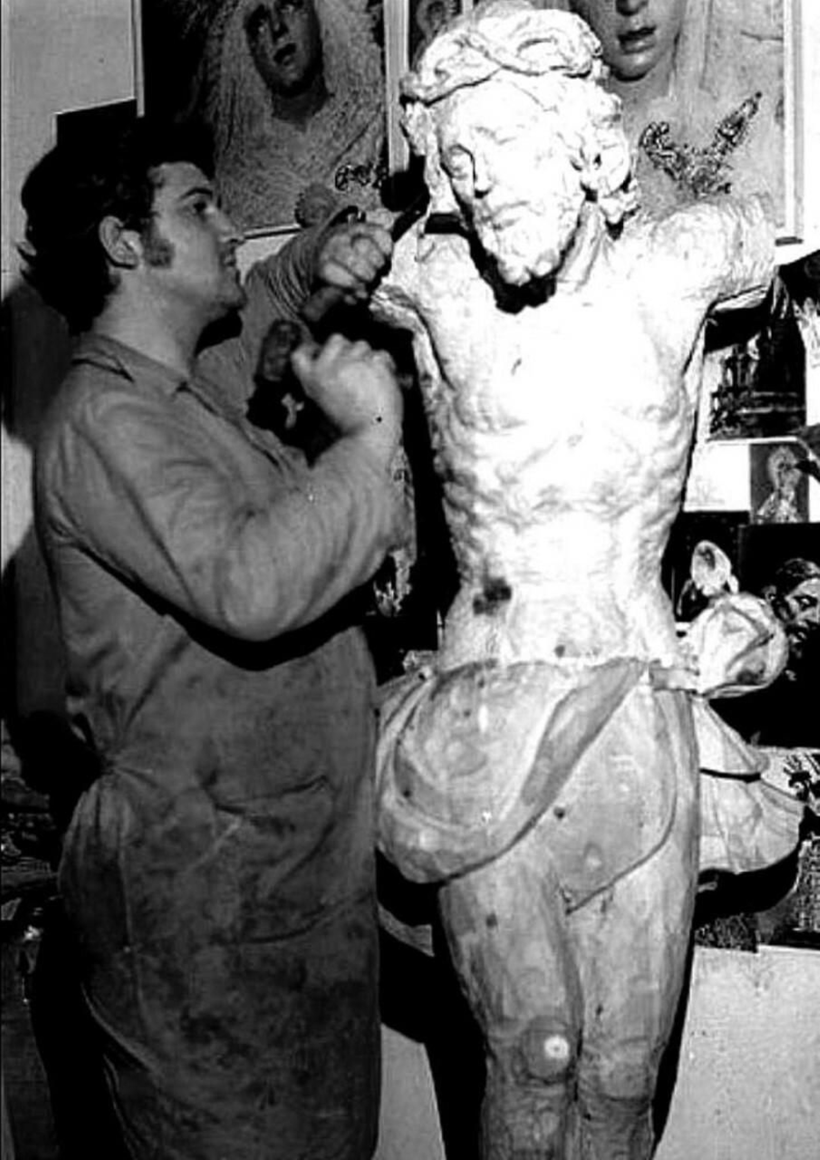 Tallando al Cristo de la Sed.