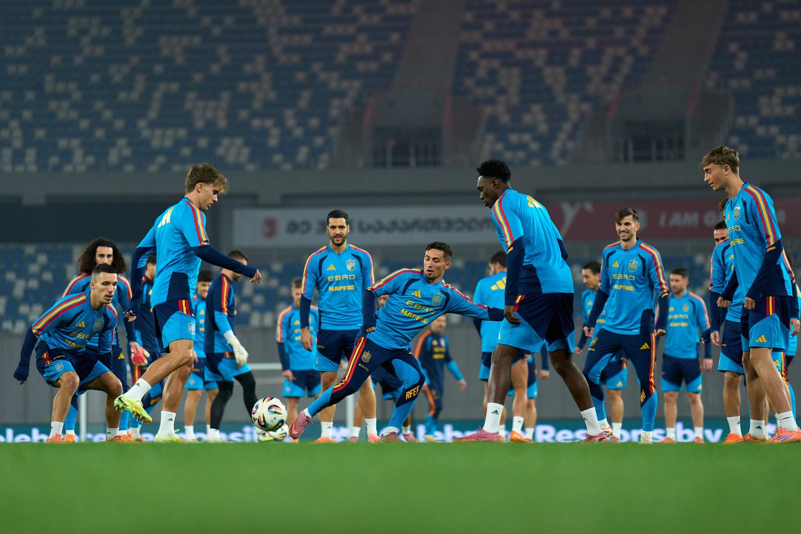 Varios jugadores de la selección, en un rondo en la sesión previa al partido en Tiflis. Varios jugadores de la selección, en un rondo en la sesión previa al partido en Tiflis.