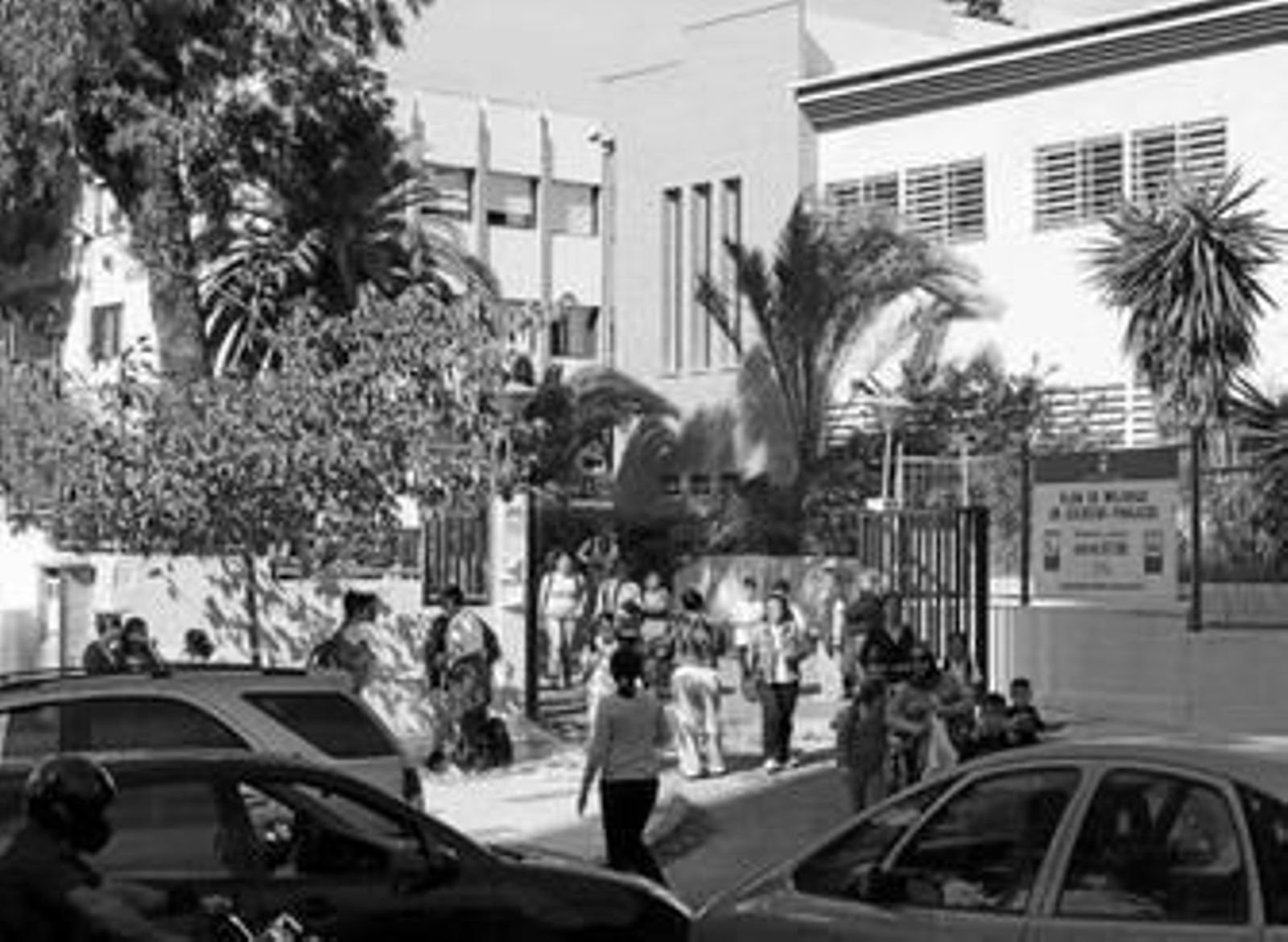 Alumnos y familiares, ayer, a la salida del colegio público Neill.