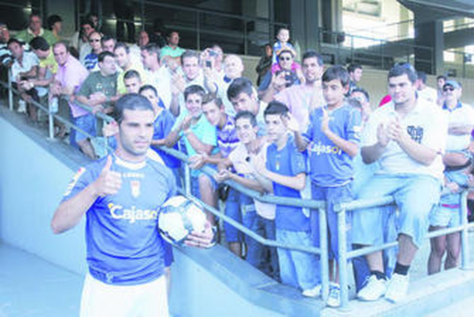 José Manuel Casado posó feliz como azulino y arropado por bastantes seguidores.