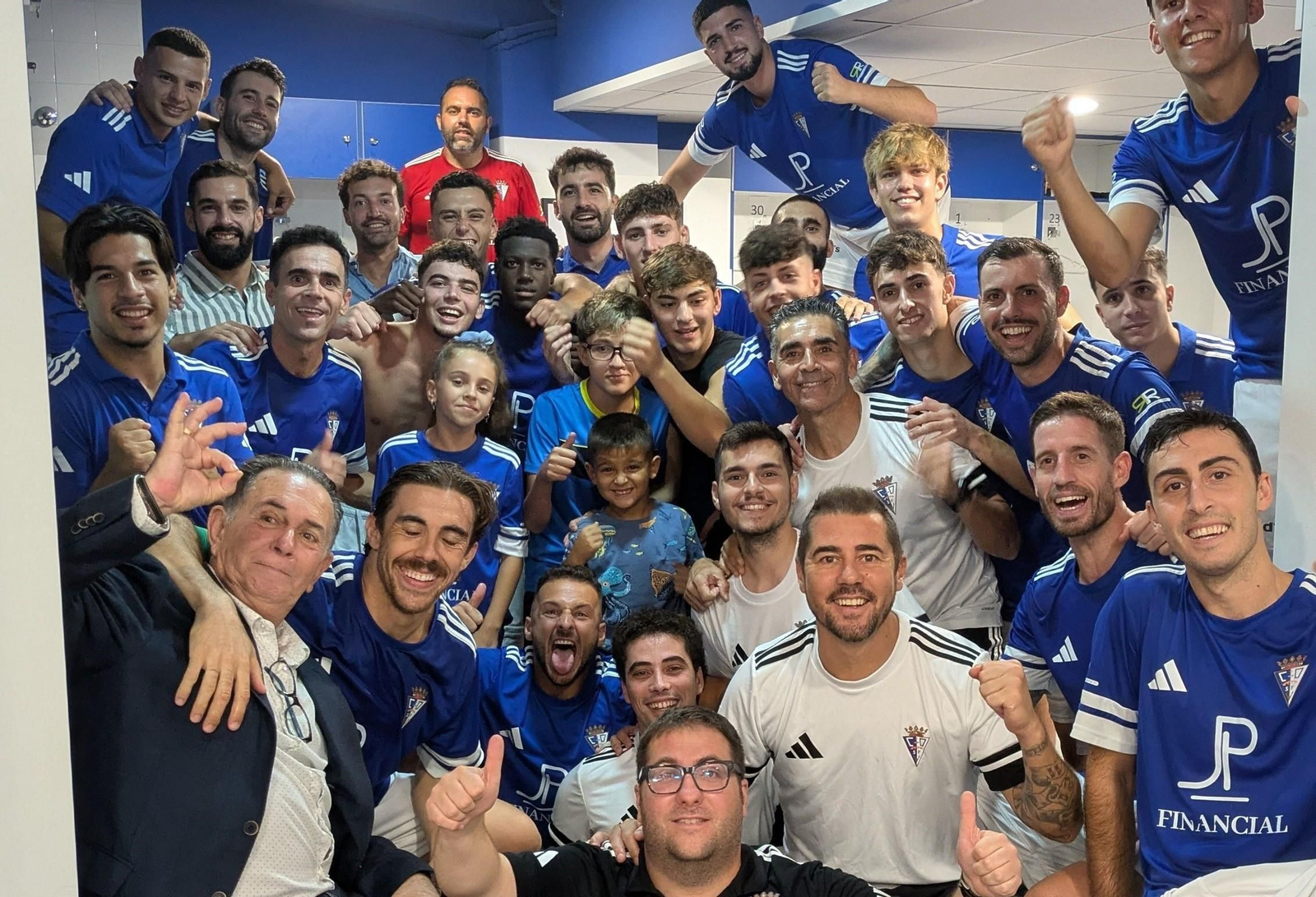 Alegría en el vestuario tras la primera victoria.